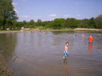 Het water in het Wilhelminapark is nog wel een beetje koud
